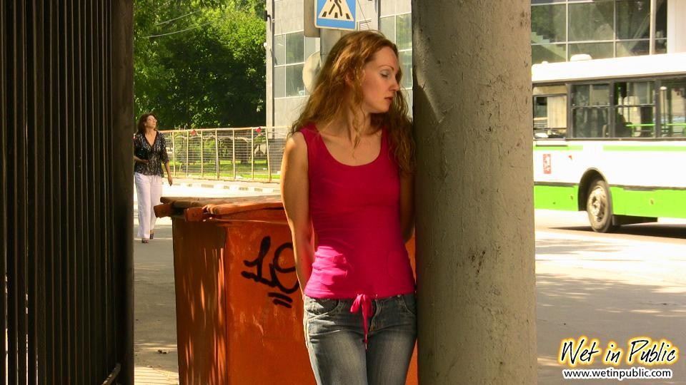 Reportage explicite dans la rue d'une fille sexy en jeans qui a échoué à pisser.
 #73243667