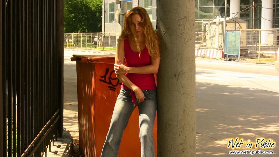 Reportage explicite dans la rue d'une fille sexy en jeans qui a échoué à pisser.
 #73243699