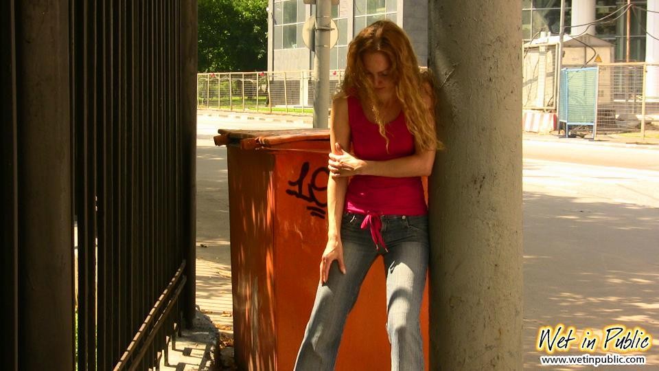 Reportage explicite dans la rue d'une fille sexy en jeans qui a échoué à pisser.
 #73243706