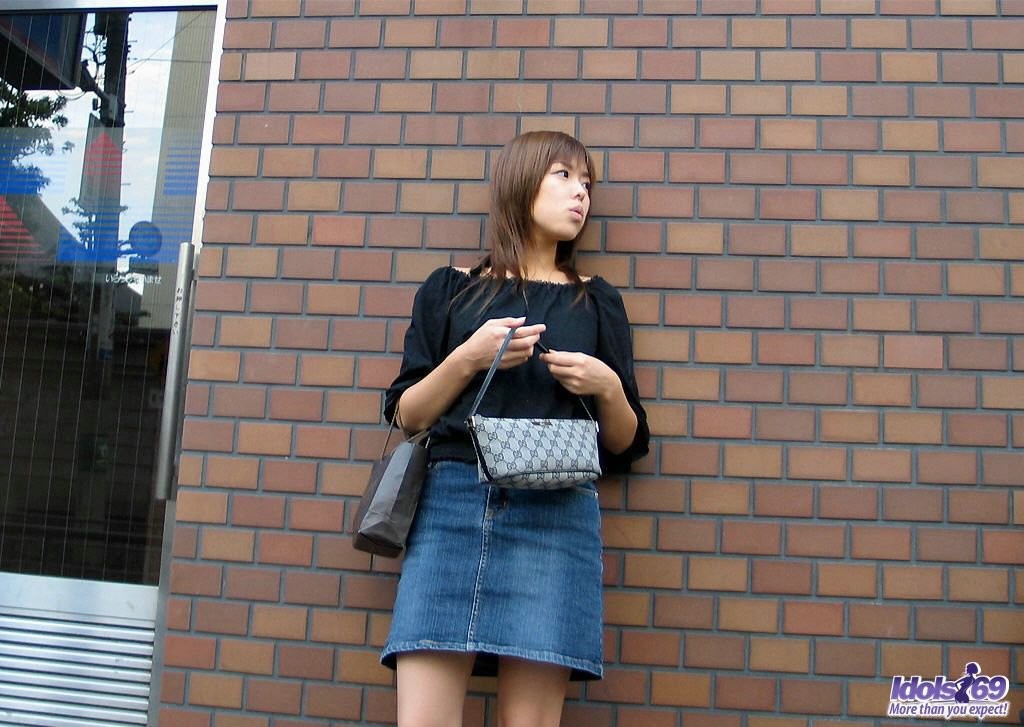 Timida teenager giapponese mostra la sua lingerie e si spoglia
 #69927613