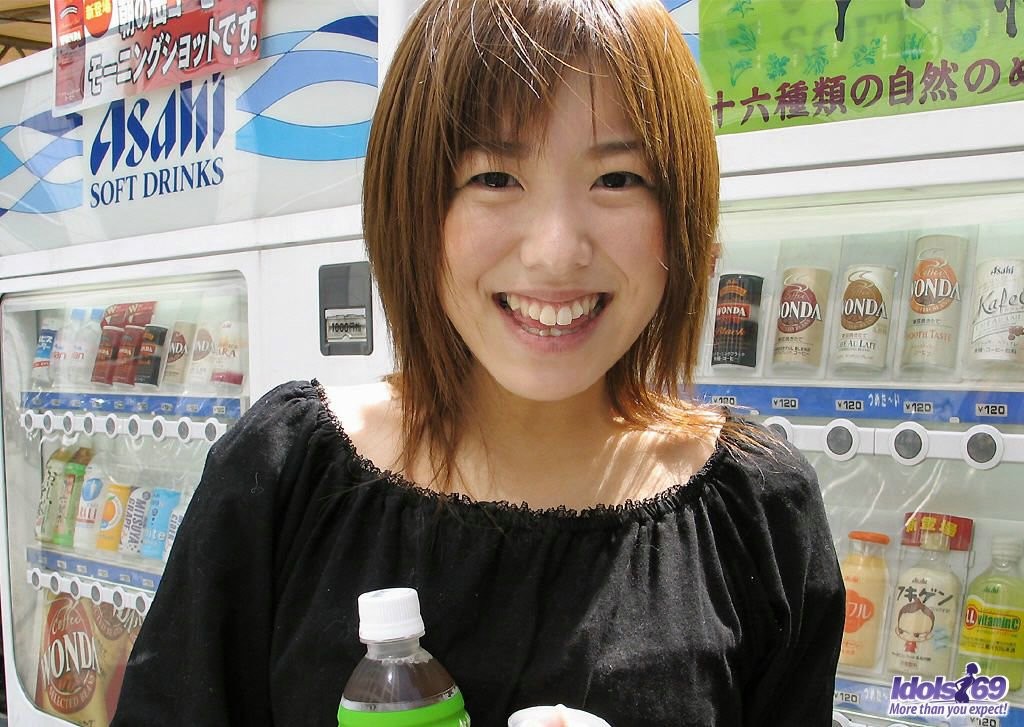 Schüchternes japanisches Teenie zeigt ihre Dessous und wird nackt #69927621