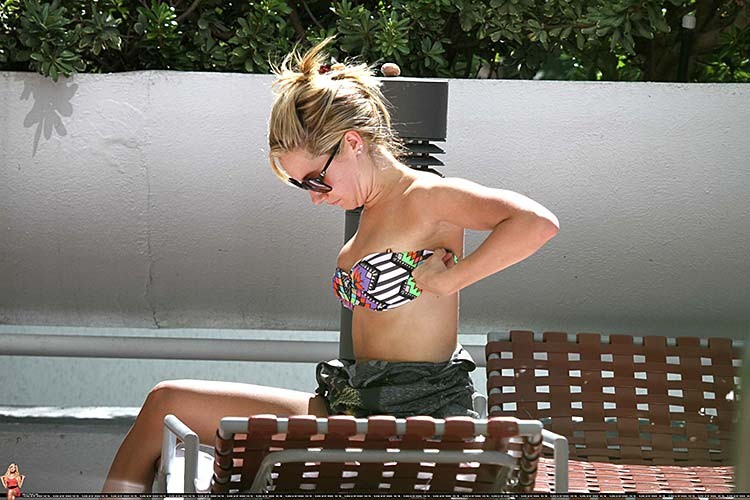 Ashley tisdale sexy et chaude en bikini photos paparazzi sur la piscine
 #75284790