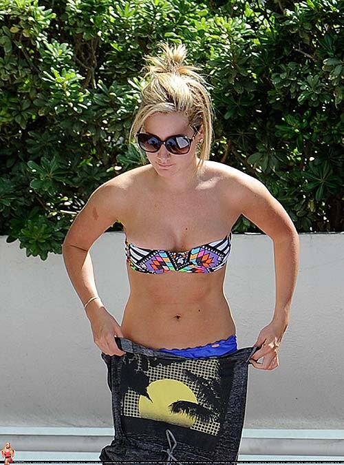 Ashley tisdale sexy et chaude en bikini photos paparazzi sur la piscine
 #75284828
