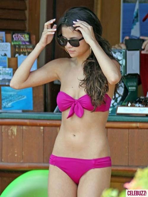 Selena gomez molto sexy giù camicetta e bikini foto paparazzi
 #75287263