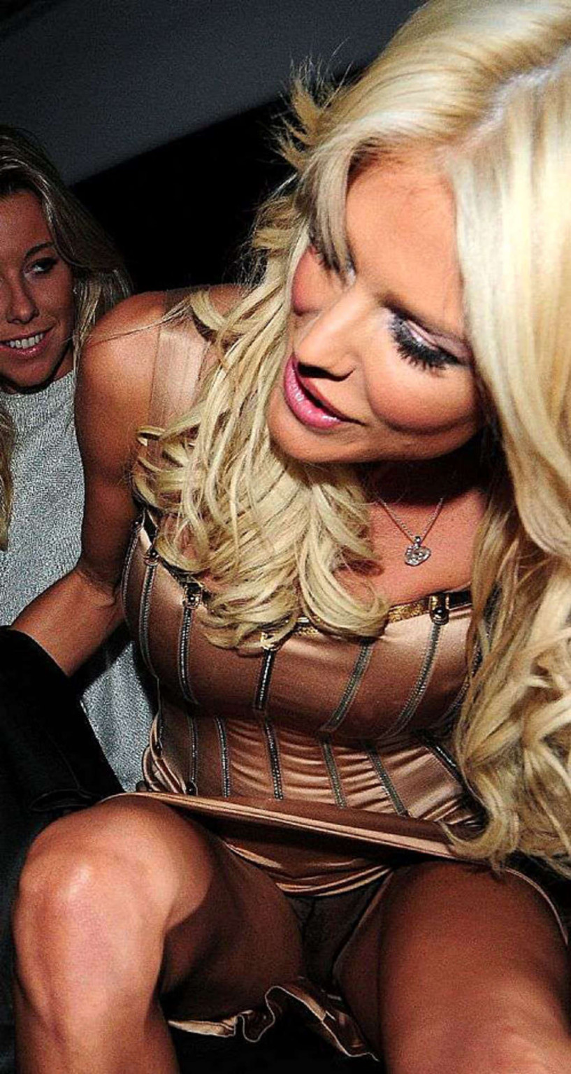 ヴィクトリア・シルヴシュテット（Victoria Silvstedt）、パパラッチ写真で素敵なマンコと大きなお尻を見せる
 #75389559