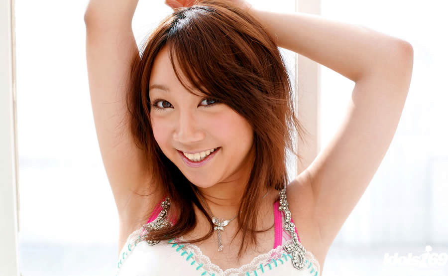Asiatische Cutie zeigt ihre schönen frechen Brüste
 #69942867