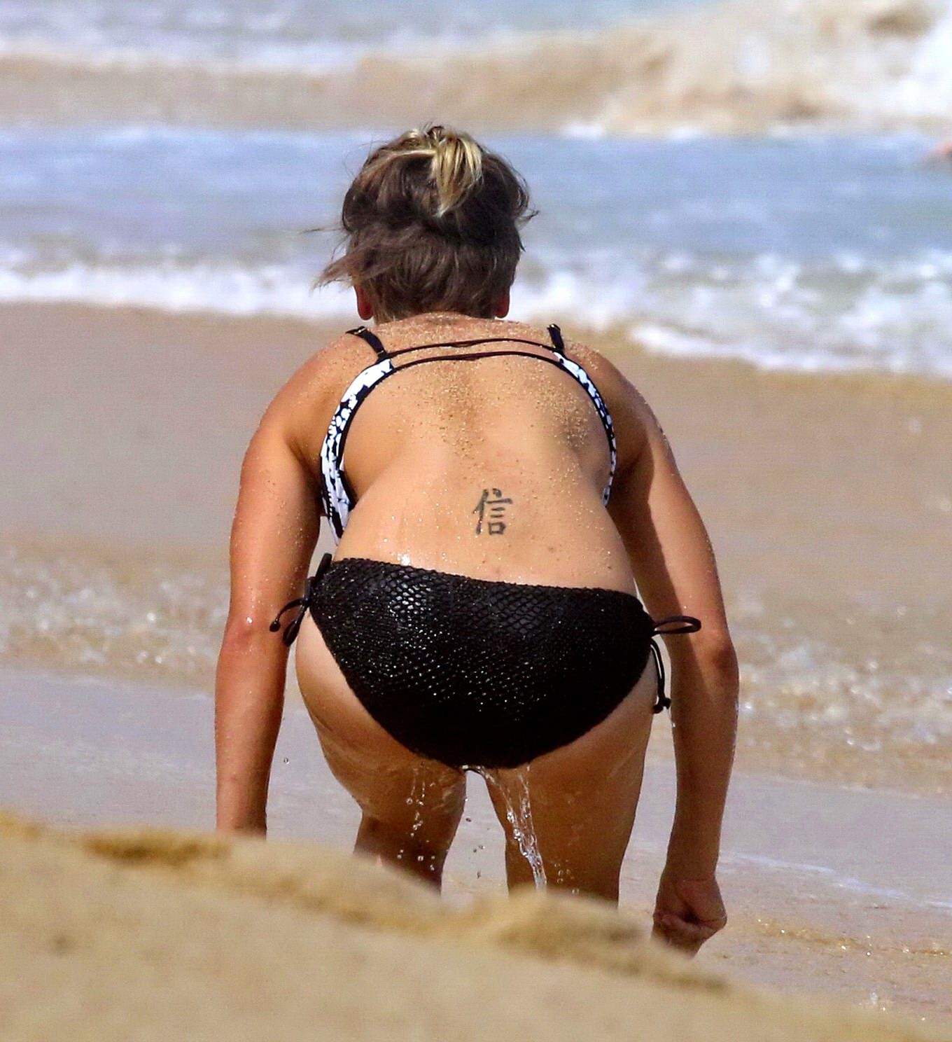 Kaley Cuoco Shows Off Her Ass Wearing A Monochrome Bikini On A Beach In Mexico