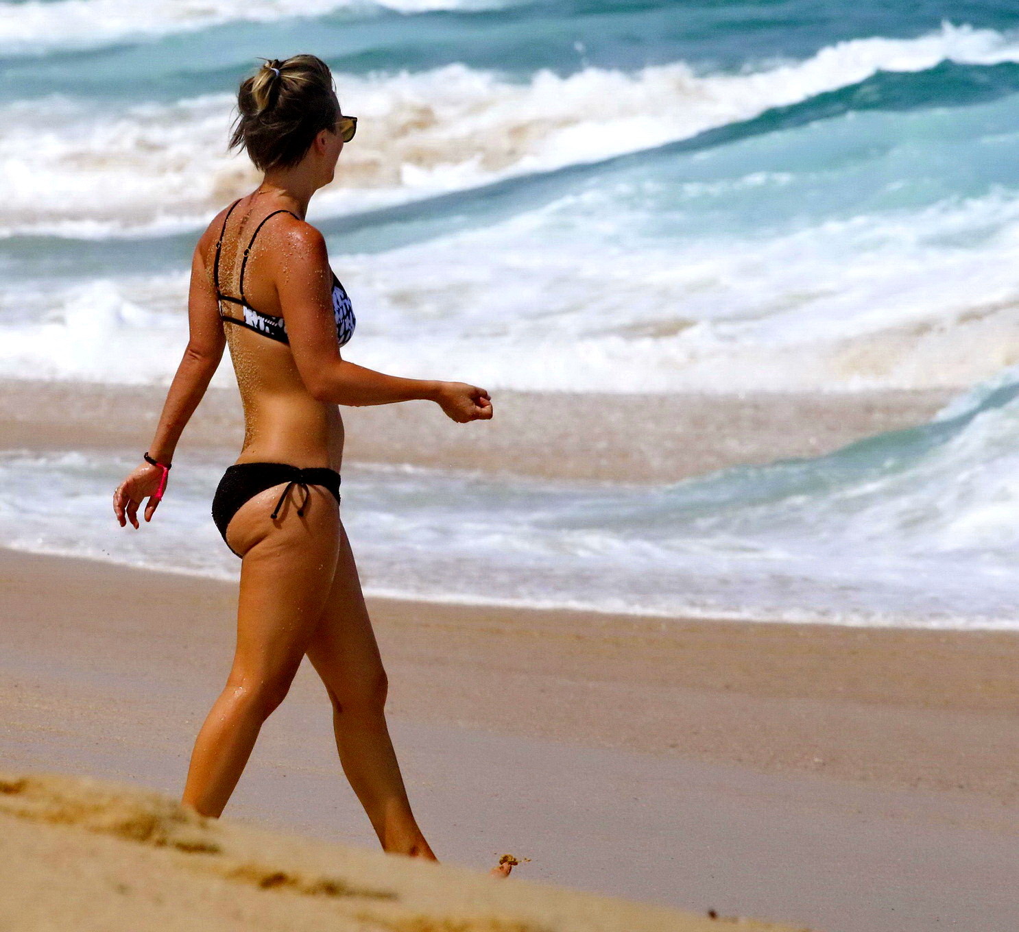 Kaley Cuoco montre ses fesses dans un bikini monochrome sur une plage du Mexique.
 #75191858