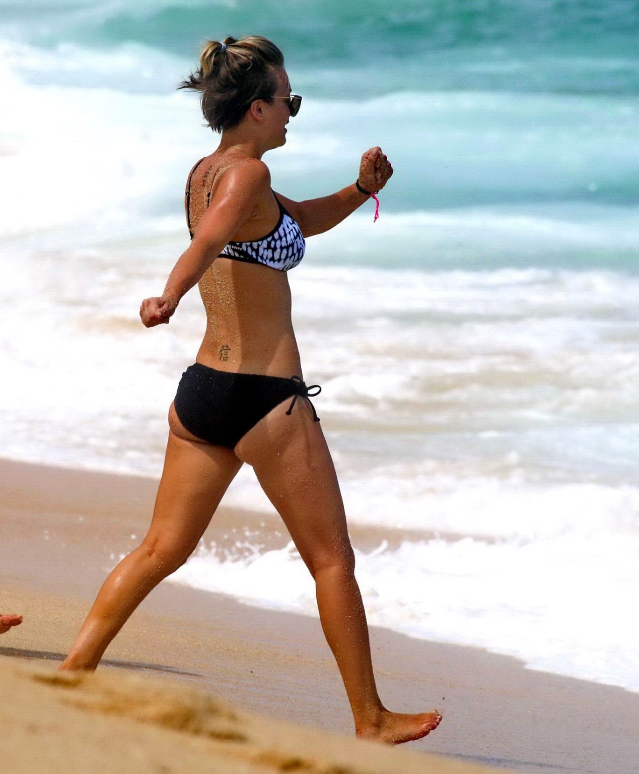 Kaley Cuoco montre ses fesses dans un bikini monochrome sur une plage du Mexique.
 #75191862