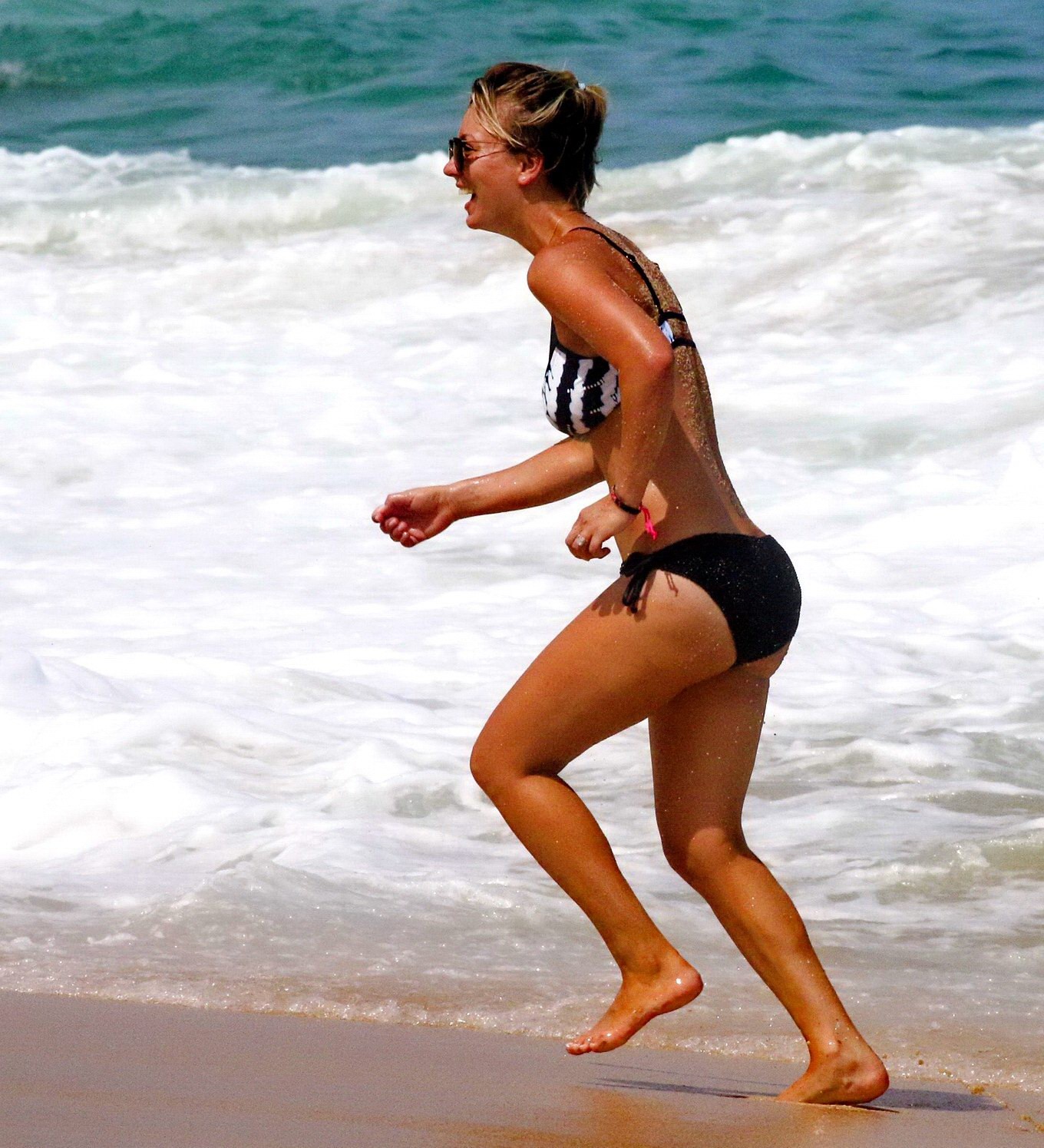 Kaley Cuoco montre ses fesses dans un bikini monochrome sur une plage du Mexique.
 #75191878
