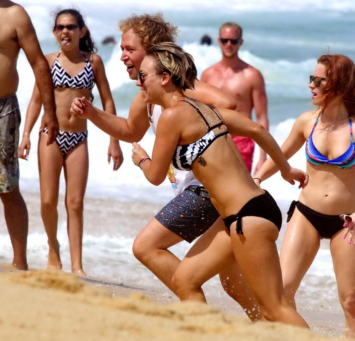 Kaley Cuoco shows off her ass wearing a monochrome bikini on a beach in Mexico #75191933