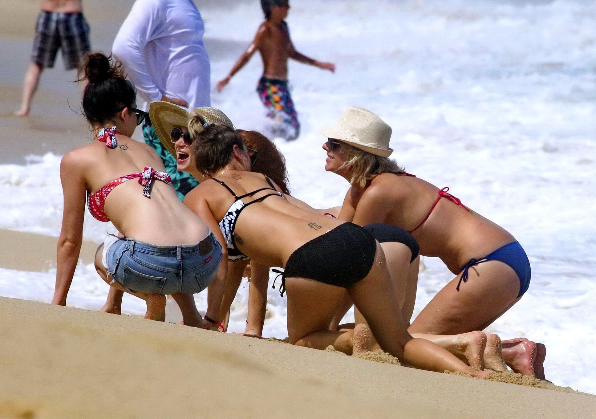 Kaley Cuoco montre ses fesses dans un bikini monochrome sur une plage du Mexique.
 #75191963
