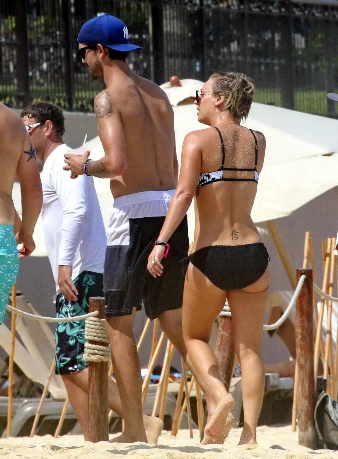 Kaley Cuoco montre ses fesses dans un bikini monochrome sur une plage du Mexique.
 #75191980