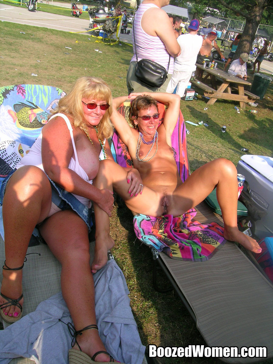 Chicas borrachas desnudas en un evento público
 #78913442