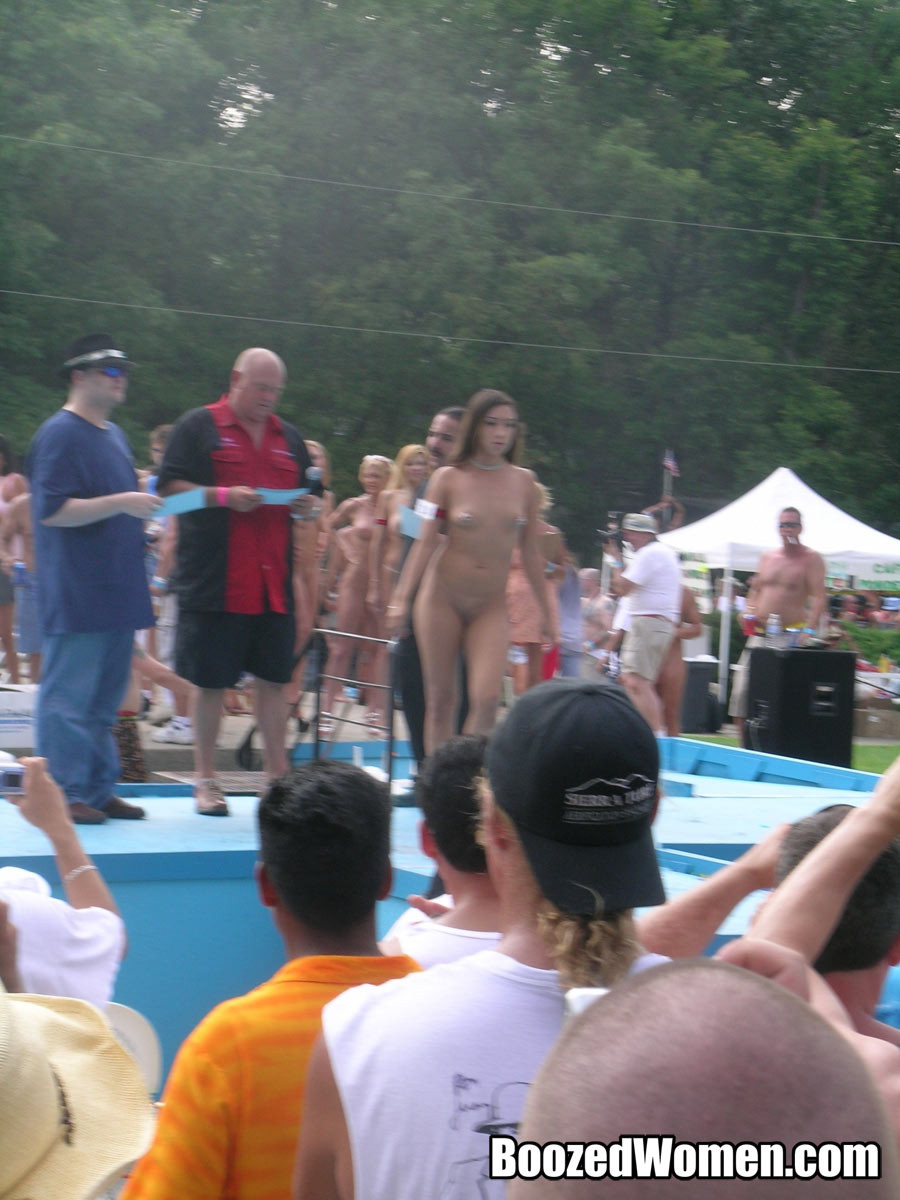 酒に酔った女の子が公共のイベントで裸に
 #78913451