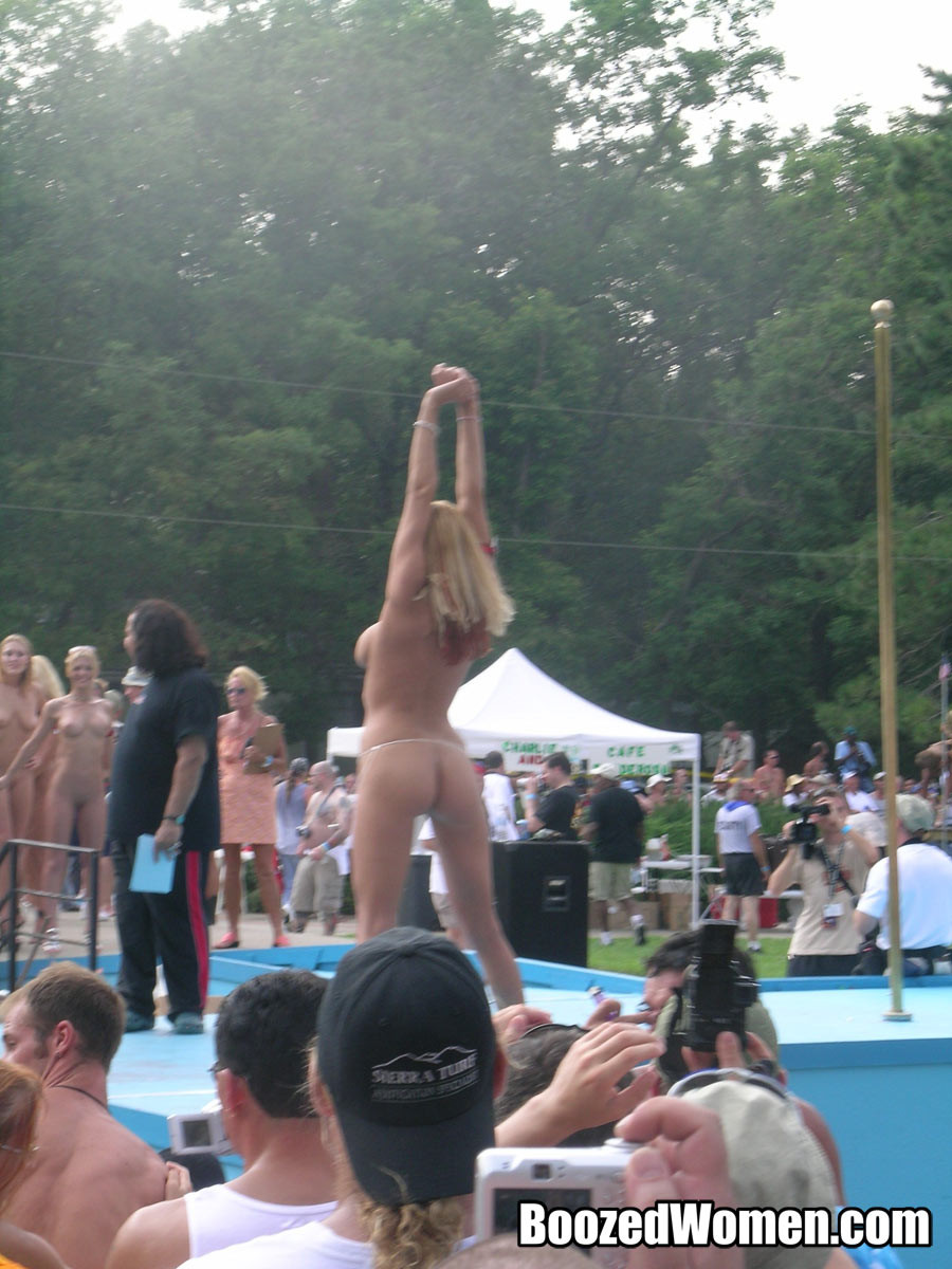 Filles en état d'ébriété nues à un événement public
 #78913473