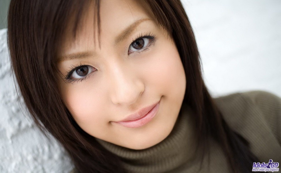 La jolie asiatique Misaki Mori montre son cul et ses seins.
 #69819928