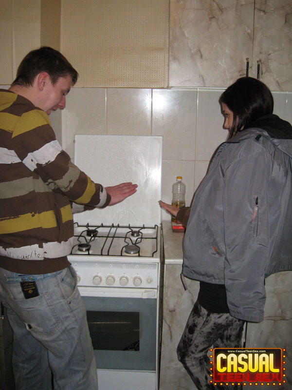 Hombre travieso seduce a una joven para follarla en la cocina
 #79094103