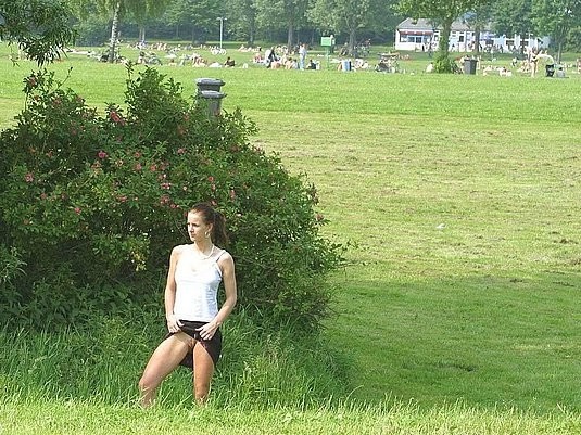 Lustige Amateur-Freundinnen entkleiden sich vor der Kamera
 #79427332