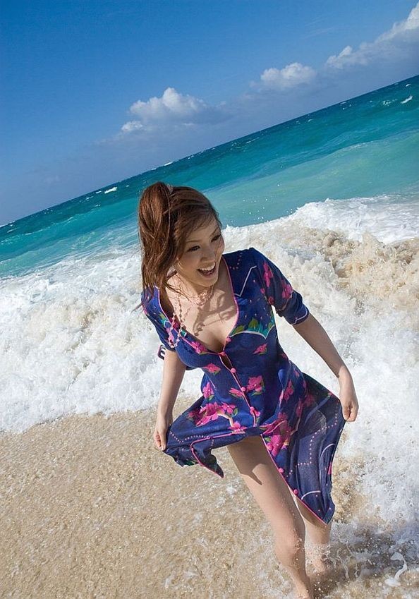 Misako, belle asiatique, montre son corps parfait sur une plage
 #69887566