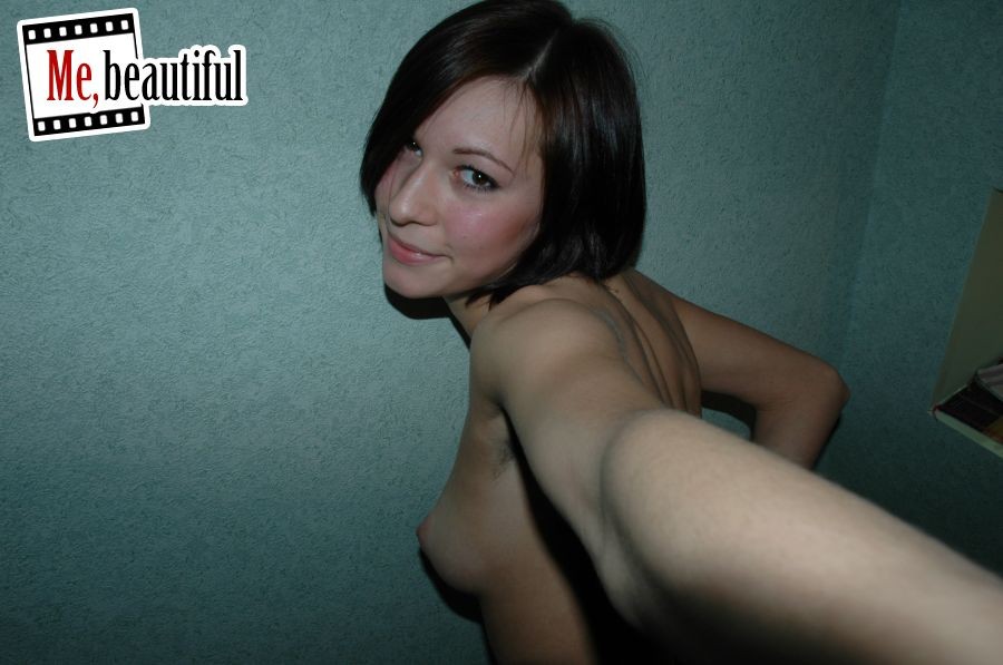 Brune Amateurin zeigt ihre Funbags und Muff für ein Sex-Selbstporträt
 #77491464