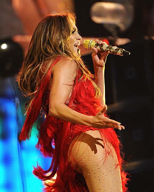 Jennifer Lopez exposant son corps sexy et son cul chaud sur scène
 #75287394