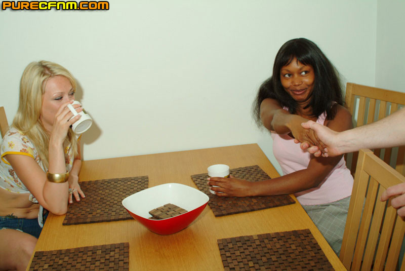 Blondine und ein schwarzes Mädchen necken einen Kerl für Sperma
 #73424754