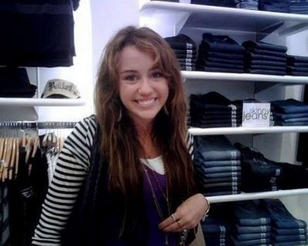 Miley Cyrus looking very hot and sexy on her private photos #75361785