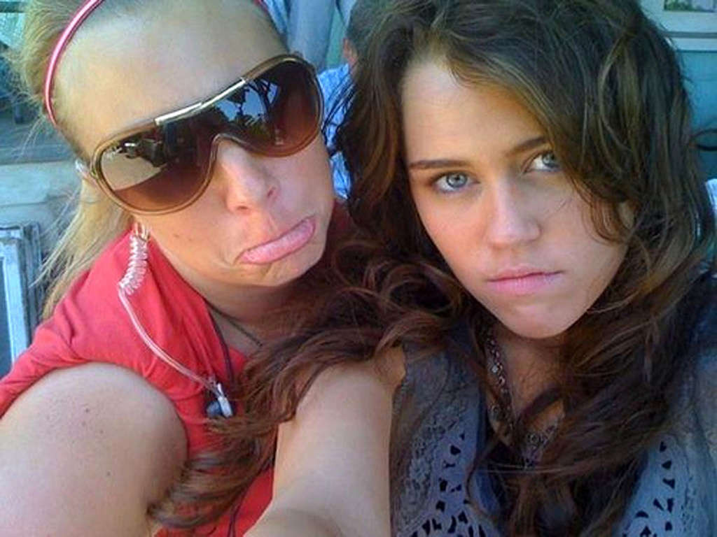 Miley cyrus se ve muy caliente y sexy en sus fotos privadas
 #75361833