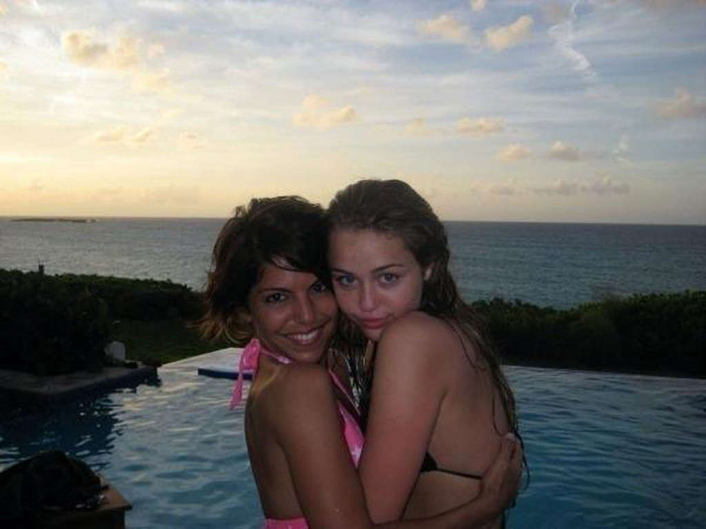 Miley Cyrus guardando molto caldo e sexy sulle sue foto private
 #75361863