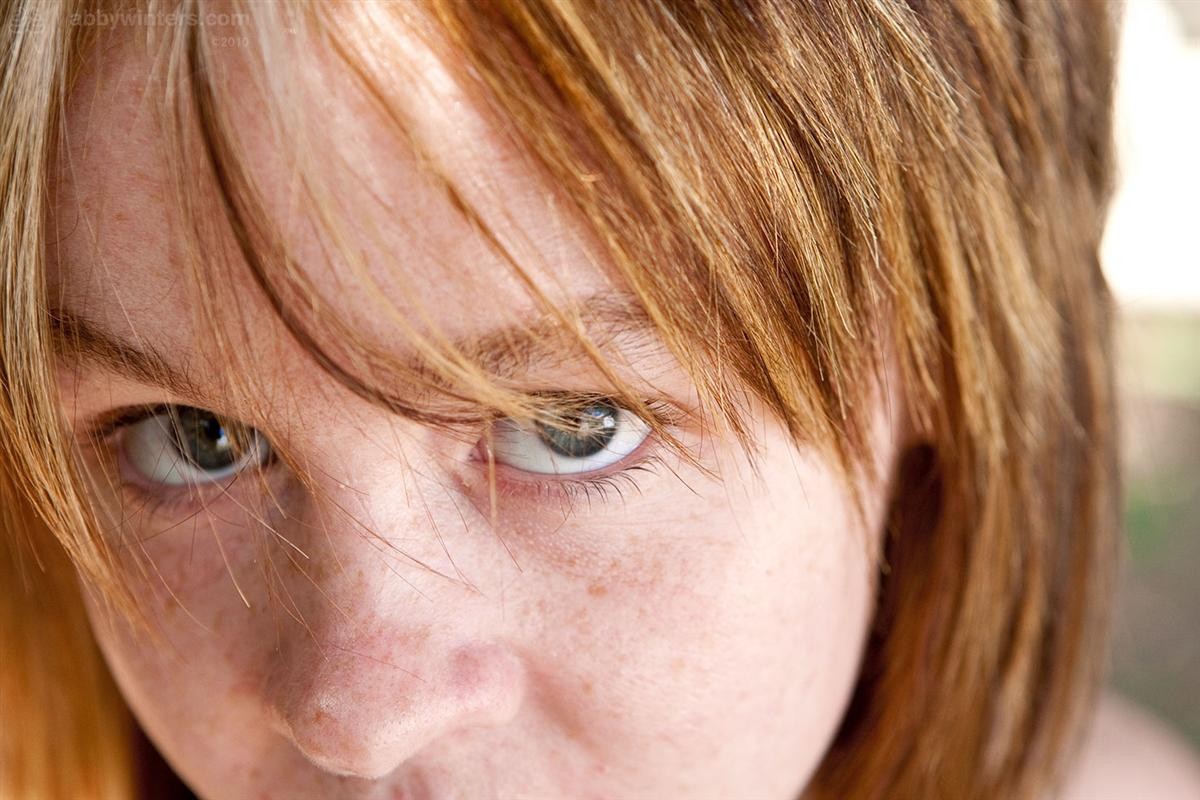 Jeune rousse amateur australienne se dénudant en plein air
 #78973786