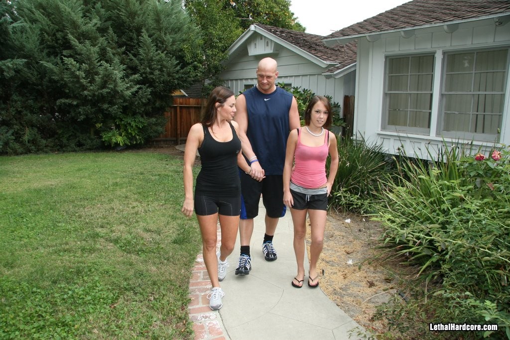 Glücklicher Kerl bekommt zu ficken heiße vollbusige Mutter und ihre schlampige Tochter
 #70840675