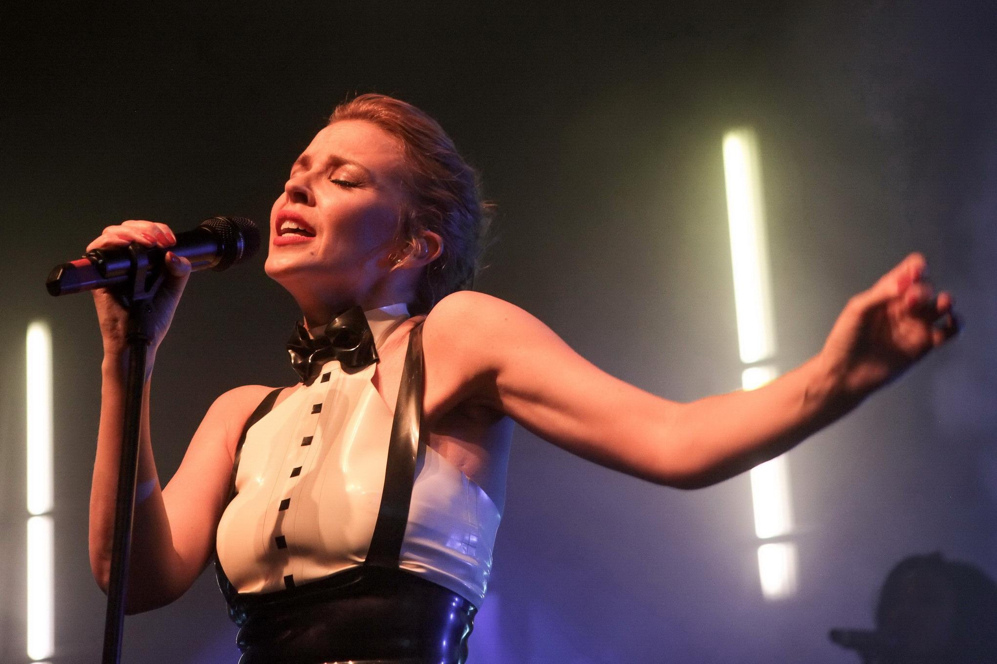 Kylie Minogue in abito di lattice stretto esibendosi sul palco a Parigi
 #75204359