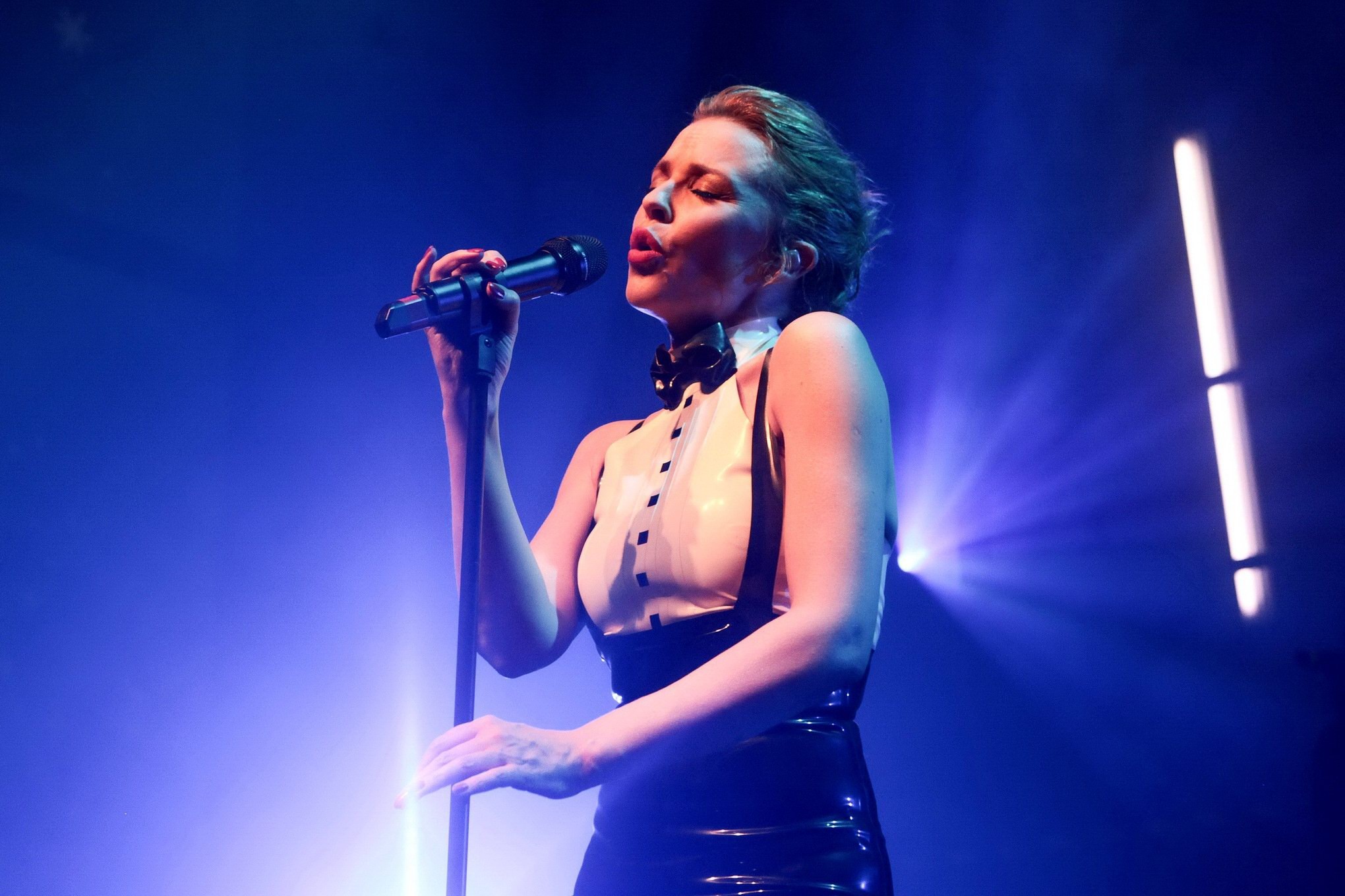 Kylie Minogue in abito di lattice stretto esibendosi sul palco a Parigi
 #75204423