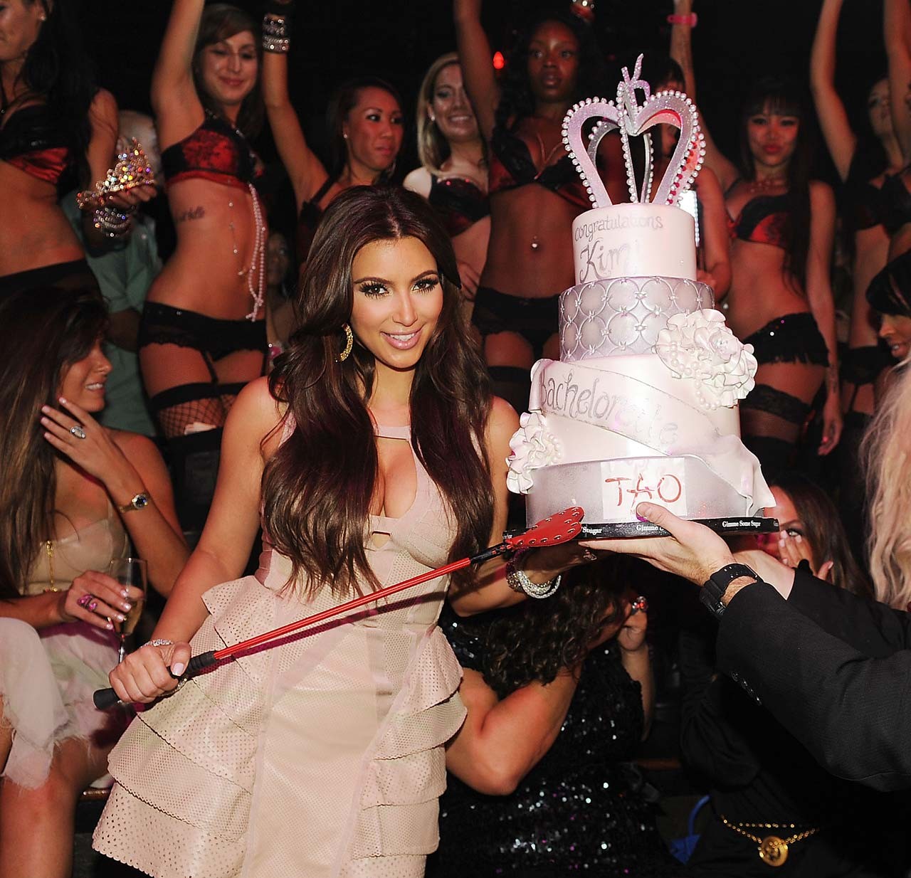Kim kardashian exposing sexy körper und ficken riesige cleavage
 #75294842