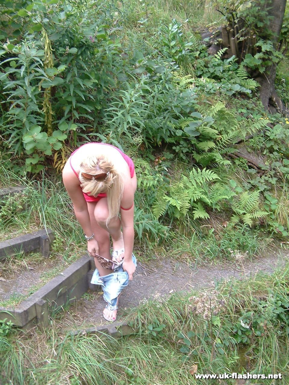 Exhibicionista amateur lena desnuda en público y rubia tetona supera
 #78603011