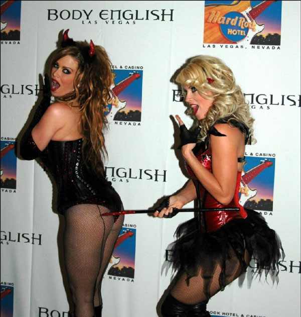 Jenny mccarthy posando con ropa negra caliente y en minifalda
 #75439413