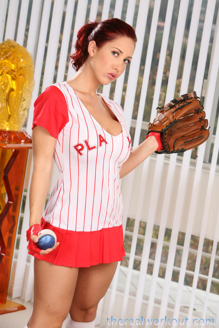 Kylee strutt benutzt ihre perfekten Titten und Arsch, um ihren Softball zu verführen
 #68433577