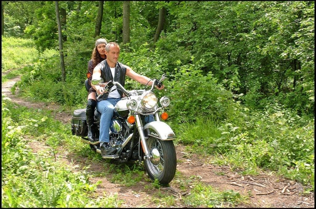 Biker-Babe saugt Schwanz im Freien
 #73212278