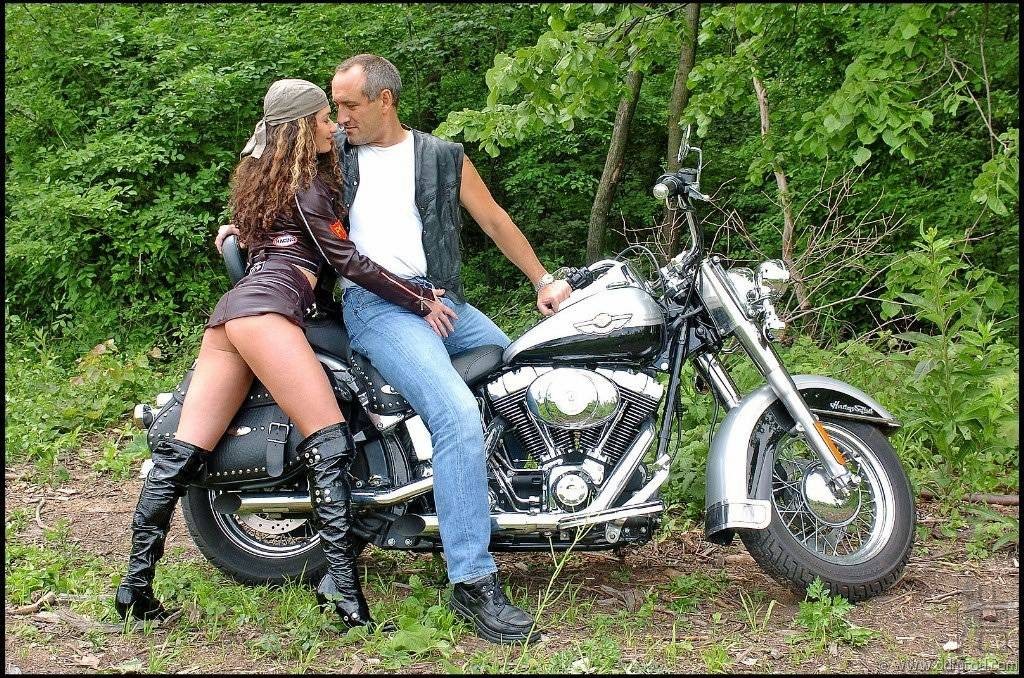 Biker-Babe saugt Schwanz im Freien
 #73212283