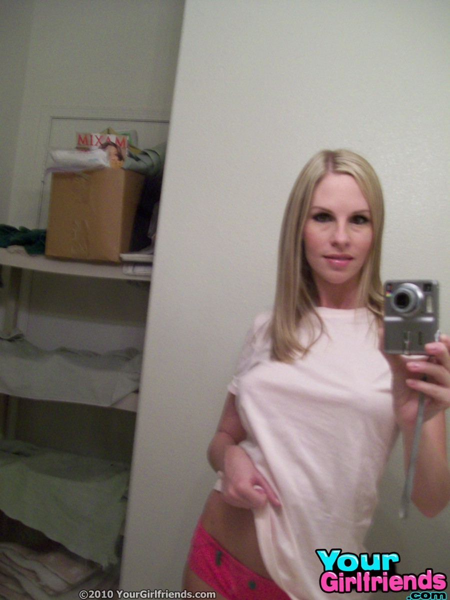 Hot blonde chick rips off her clothes and  takes mirror and selfpics #67302148