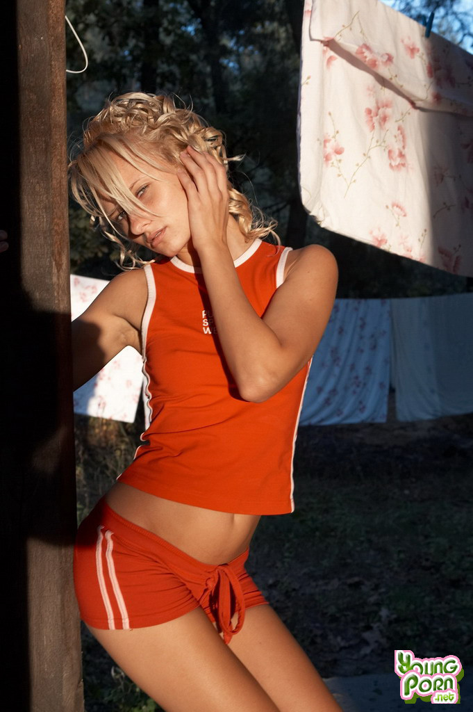 Freche Teenie posiert auf grünem Gras
 #77380152