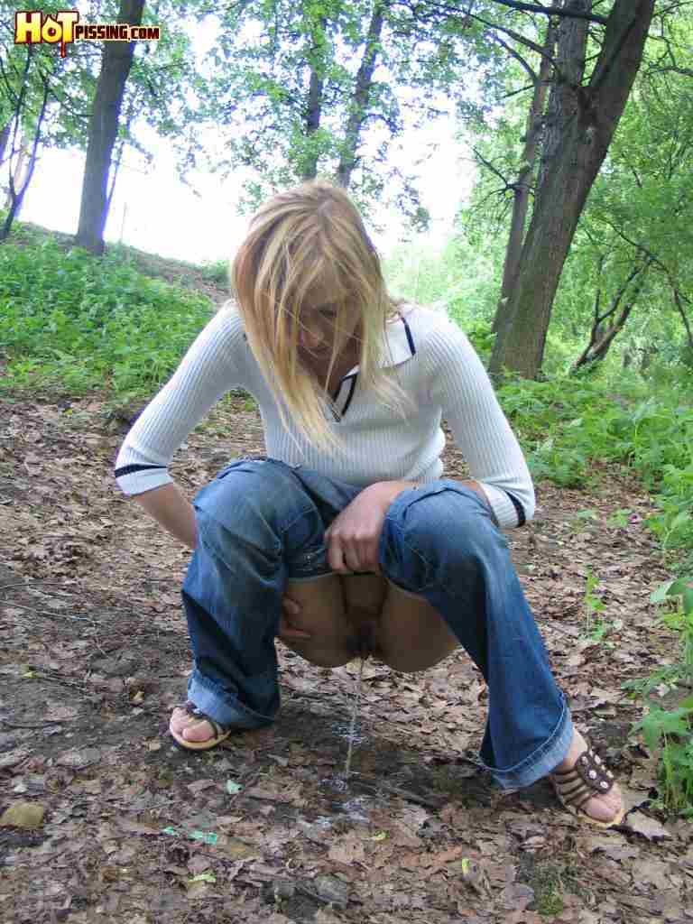 Puta meando en el bosque y usando una hoja para limpiarse el coño
 #76592248