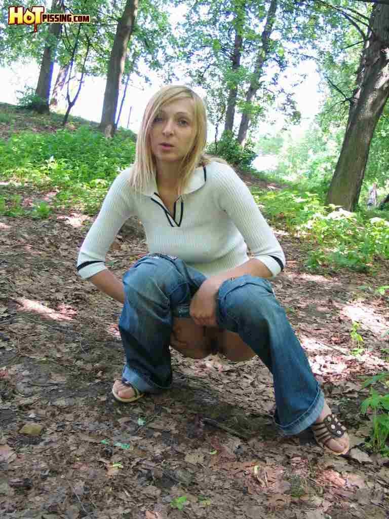 Puta meando en el bosque y usando una hoja para limpiarse el coño
 #76592270