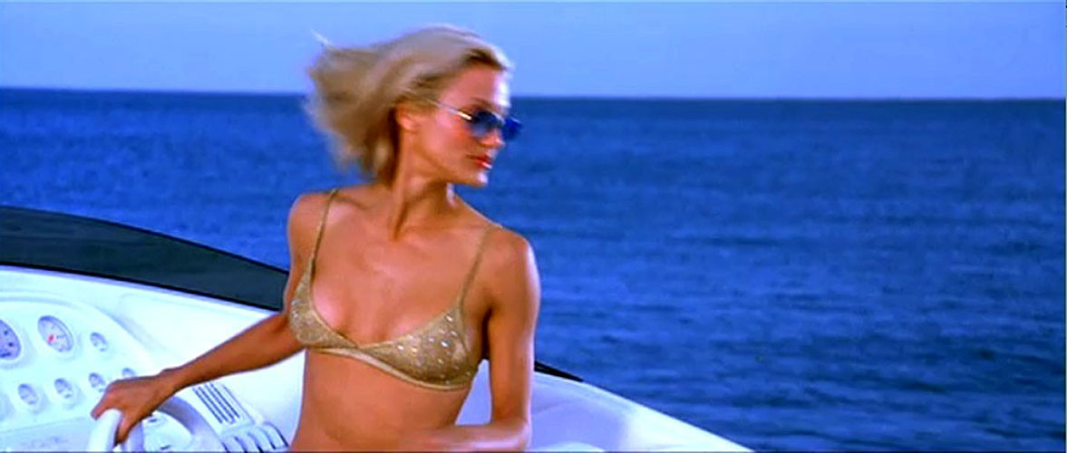 Cameron diaz très sexy en bikini sur un bateau et dansant en culotte dans un film
 #75390180