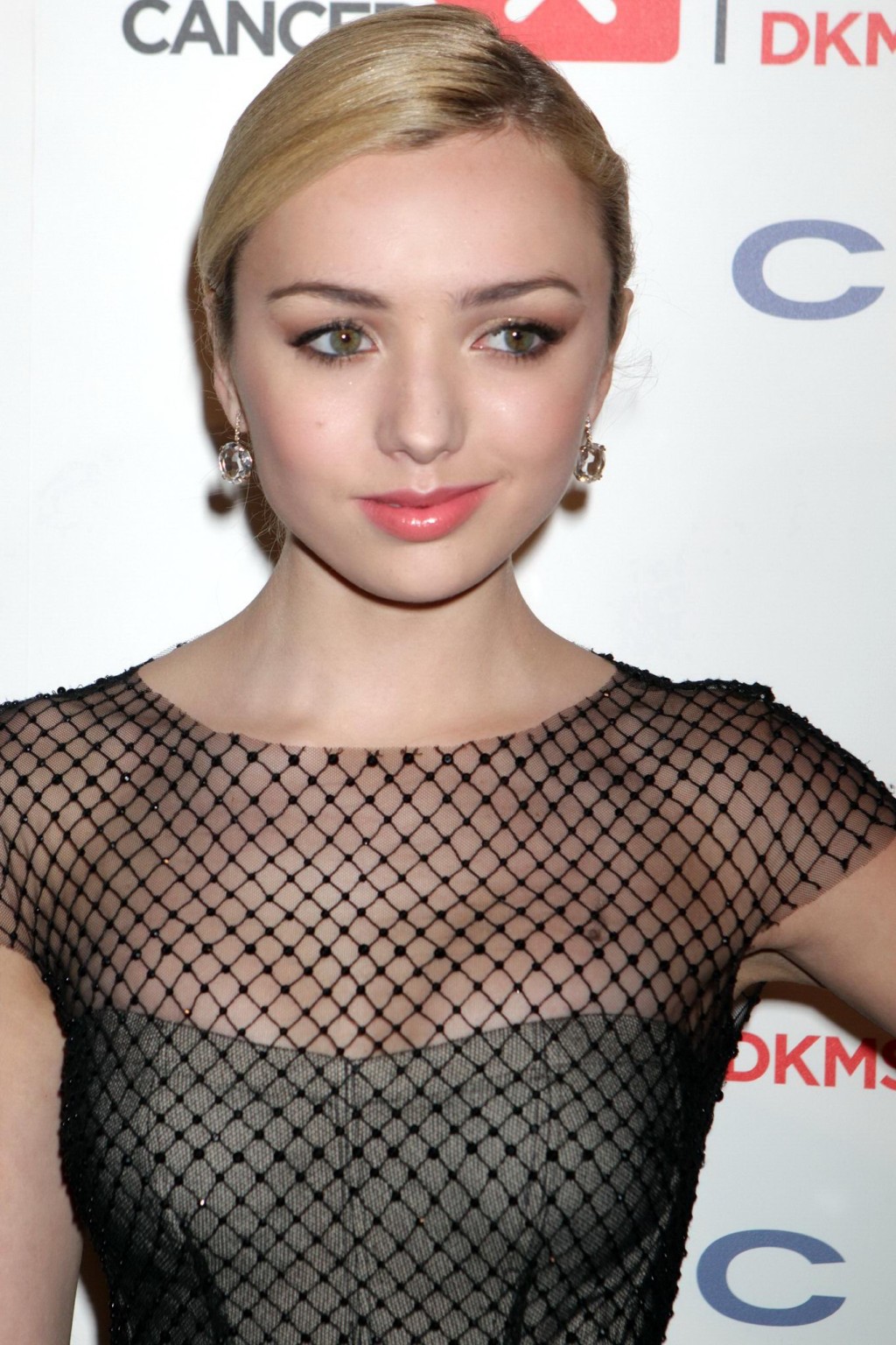 Peyton list mostrando un enorme escote en la 9ª gala anual contra el cáncer de sangre en 
 #75166986