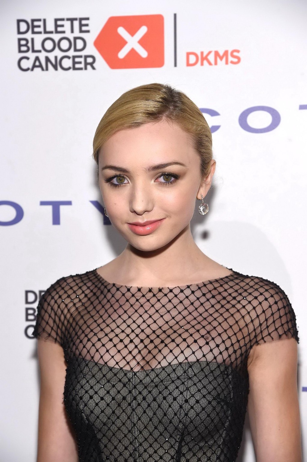 Peyton list mostrando un enorme escote en la 9ª gala anual contra el cáncer de sangre en 
 #75166996