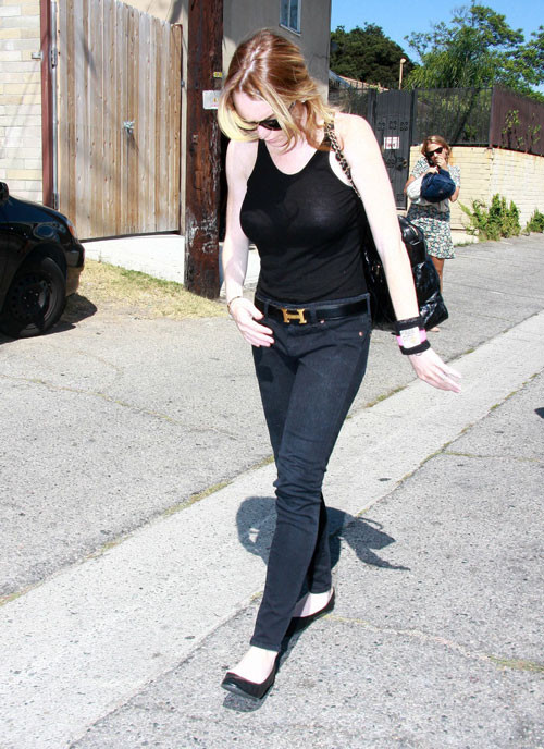 Lindsay lohan zeigt ihre Titten in see thru und Nippel
 #75415857