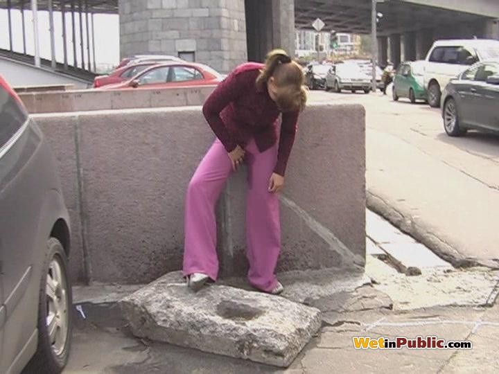 Ángel avergonzado orinando en sus increíbles pantalones detrás de un coche en público
 #73255941