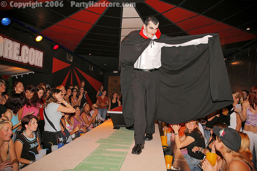 Fiesta hardcore :: vampiro sexy follando con chicas traviesas en el club nocturno
 #76821147